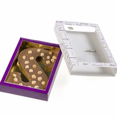 Chocolade letter met hazelnoten