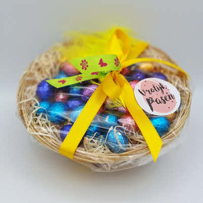 Mandje met folie paaseitjes en decoratie