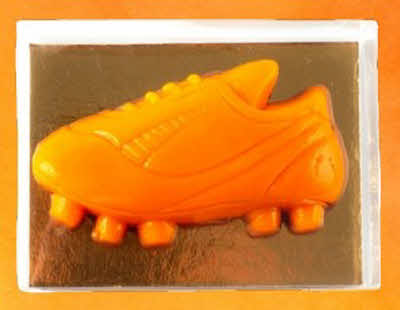 Marsepeinen voetbalschoen met chocolade