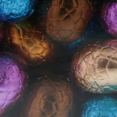 Chocolade eitjes melk, puur en wit met hazelnoot praliné vulling