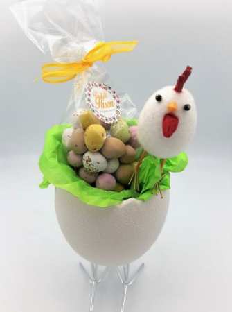 Eischaal met chocolade vogeleitjes